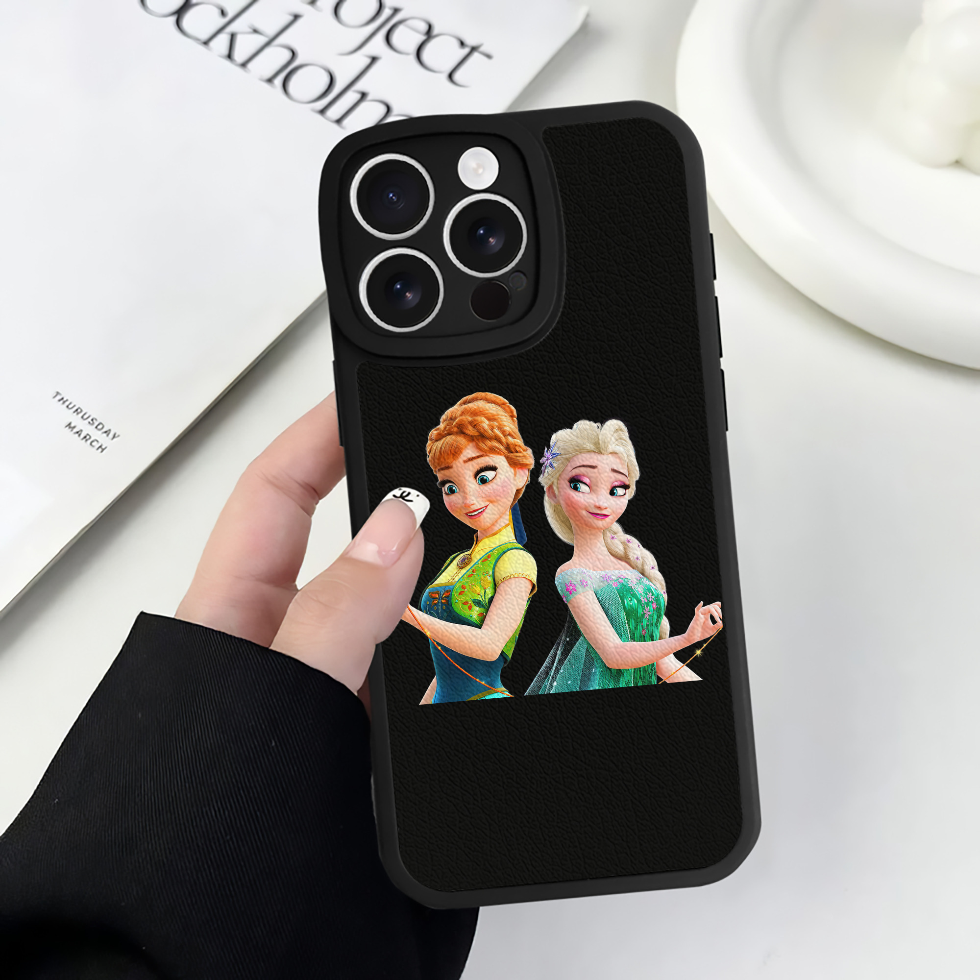 （画像用） アナと雪の女王 アンナ エルサ Frozen Anna Elsa 【iPhone 16シリーズ対応】シリコンスマホケース（レザー調） 材質：シリコン